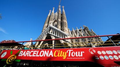 Un autobús turístico pasa junto a la Sagrada Familia de Barcelona durante el puente de la Inmaculada Concepción.