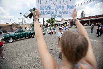 En Louisville, Kentucky manifestantes a favor y en contra del aborto salieron a protestar.