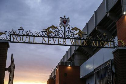 Vista general de las Puertas de Shankly para entrar a Anfield con la inscripción You'll Never Walk Alone.