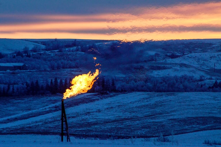 Una llama de gas, en un pozo petrolero de Dakota del Norte (EE UU).