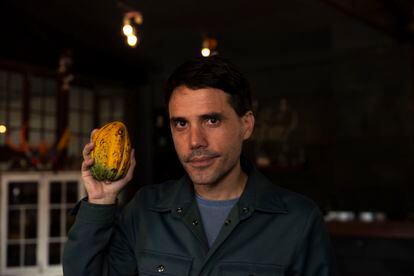 Virgilio Martínez con una vaina de cacao.
