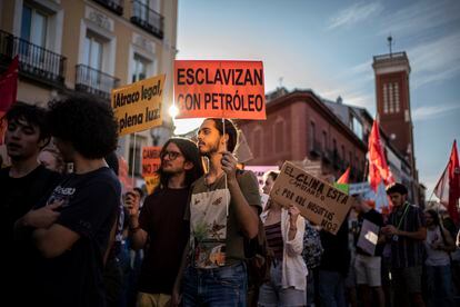 Manifestación por el clima por la calle Atocha de Madrid, este viernes. 