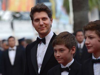 El director Jeff Nichols y los actores Jacob Lofland y Tye Sheridan, en la presentación de 'Mud' en Cannes. 