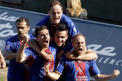 Juanlu celebra el segundo gol del Levante junto a sus compañeros.