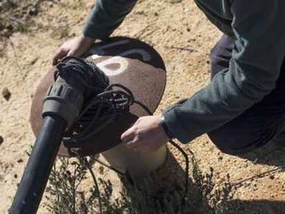  Lo estáis haciendo de puta madre , les dice un cargo popular a los freseros tras impedir el cierre de pozos ilegales