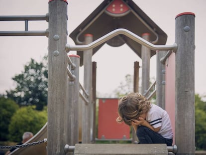 Un niño llora en un columpio. 