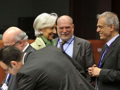 Lagarde (FMI) saluda al ministro chipriota, Sarris, en el Eurogrupo.