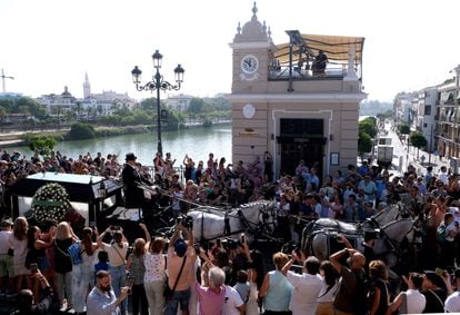 Una multitud de personas aplaudían este viernes al paso del cortejo fúnebre de María Jiménez por las calles de Sevilla. 