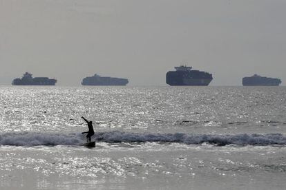 Cargueros anclados frente a Long Beach, sin poder entrar a descargar, el viernes.