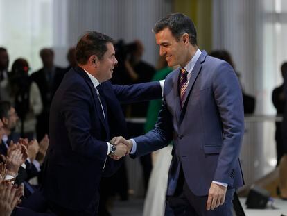 El presidente del Gobierno, Pedro Sánchez, saluda al presidente de Cepyme, Gerardo Cuerva, este lunes en Madrid.