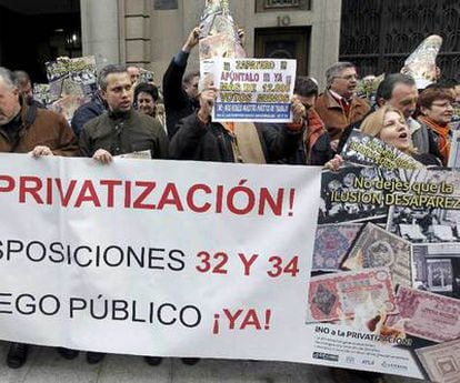 Vendedores de lotería protestan por los cambios aprobados por el Gobierno, que en su opinión suponen la privatización del sector.