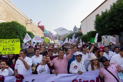 Miles de manifestantes marchan en Tlaxcala para mostrar su apoyo al presidente López Obrador, este jueves.