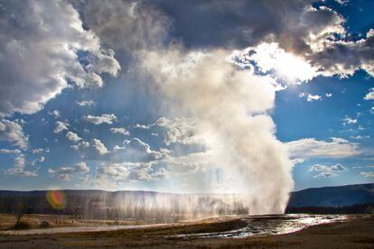 Erupción del géiser Old Faithful , en el parque nacional de Yellowstone (EE UU).