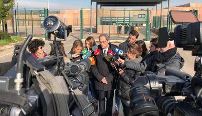 El 'president' Quim Torra atiende a los periodistas a las puertas de la cárcel de Lledoners, esta mañana.