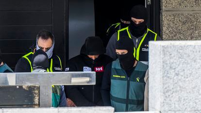 Juan Manuel Vidal Padín, 'El Burro', sale detenido de un registro en Vilaxoán, el pasado 9 de abril.