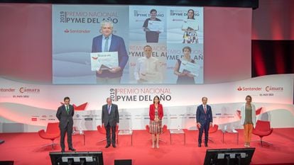 De izquierda a derecha, Alejandro Martínez Peón, CEO de Prisa Noticias; José Luis Bonet, presidente de la Cámara de España; la ministra de Industria Reyes Maroto; el consejero delegado de Santander España, Rami Aboukhair y la presidenta de la Comisión de Pymes de la Cámara de España, Isabel Puig Ferrer durante la entrega del Premio Nacional Pyme del Año 2019.