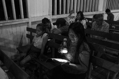 12 de noviembre de 2020, Iglesia Evangelista en la Comunidad de Calleria, Ucayali, Perú. Una mujer shipibo-konibo lee la Biblia durante una misa. Este pueblo nunca tuvo un lenguaje escrito. De hecho, transmitían mensajes e historias a través de sus dibujos geométricos en sus ropas y casas, e interpretaban estos dibujos a través del canto.