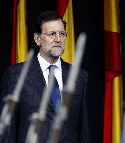 Mariano Rajoy observa en la tribuna el paso de las tropas.