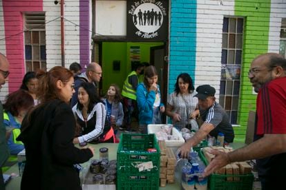 Varios voluntarios de Red de Apoyo Mutuo Aluche reparten alimentos el pasado sábado. 
