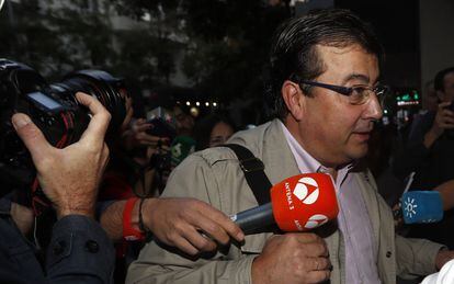 Guillermo Fernández Vara, presidente de Extremadura, es preguntado por los medios de comunicación antes de entrar en la sede del PSOE.