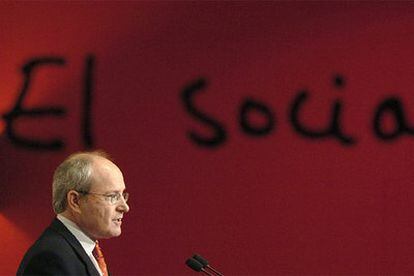 El primer secretario del PSC, José Montilla, durante la rueda de prensa ofrecida hoy en Barcelona.