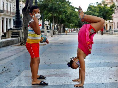 Dos niños juegan en el parque Paseo del Prado este miércoles, en La Habana (Cuba).