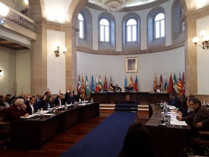 Manuel Martínez, al fondo, vota con el PP en la Diputación de Lugo.