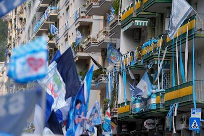 Las calles adornadas con banderas del equipo, este jueves en Nápoles.