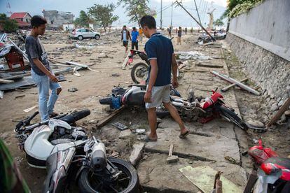 Varios vecinos de Palu observan unas motocicletas dañadas por el tsunami y el terremoto, el 29 de septiembre.