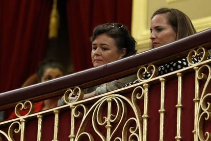 Ruth Ortiz sigue las intervenciones en el pleno del Congreso de los Diputados desde la tribuna de invitados. 