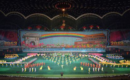 En el primer evento, celebrado en el estadio May Day de Pyongyang, miles de gimnastas han realizado un ejercicio sincronizado con música y fuegos artificiales.