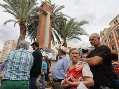 Los vecinos de la Vall d’Uixó (Castellón) que esta mañana han impedido desmantelar el monumento.