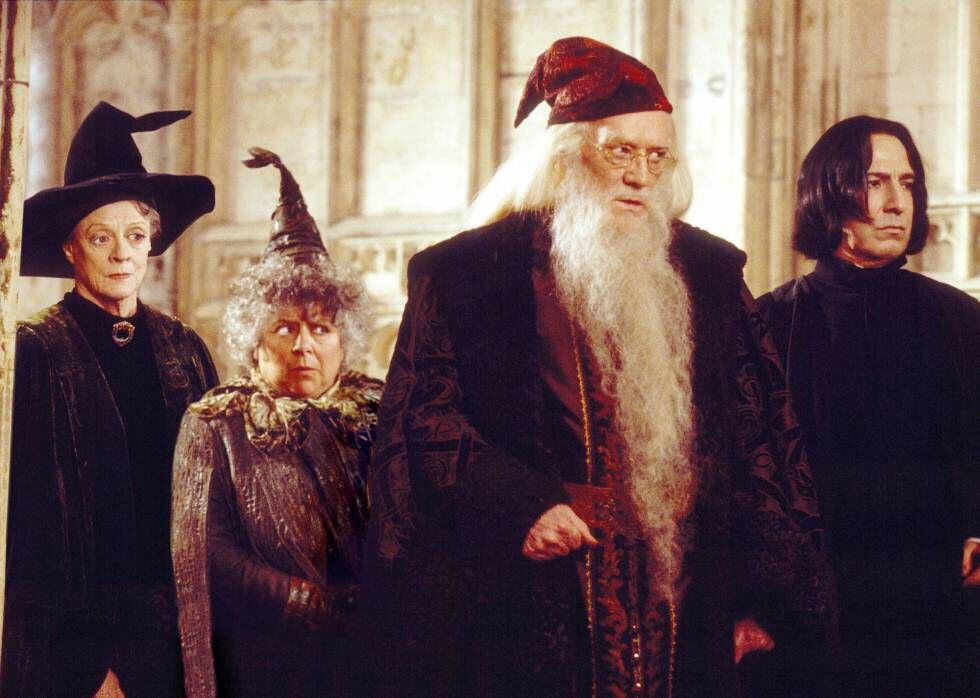 Maggie Smith (Minerva McGonagall), Miriam Margolyes (Pomona Sprout), Richard Harris (Albus Dumbledore) y Alan Rickman (Severus Snape) en 'Harry Potter y la cámara secreta', de 2002.