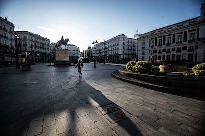 Un hombre cruza la Puerta del Sol de Madrid el pasado 5 de abril, durante el estado de alarma.