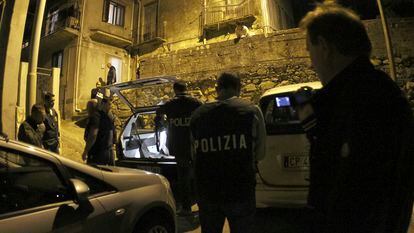 Policías afuera de la casa de un supuesto integrante de la mafia en Sinopoli (Italia), en mayo de 2015.