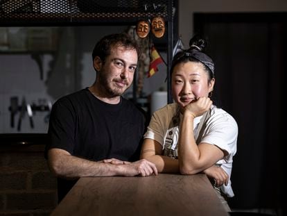 Raúl Rivelles y Haesung Yoon son los propietarios del restaurante valenciano La taula de Yoon.