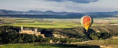 Un globo aerostático sobrevolando la provincia de Segovia.