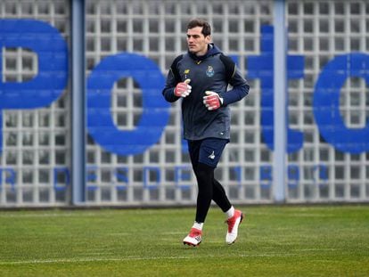 Iker Casillas durante un entrenamiento con el Oporto.