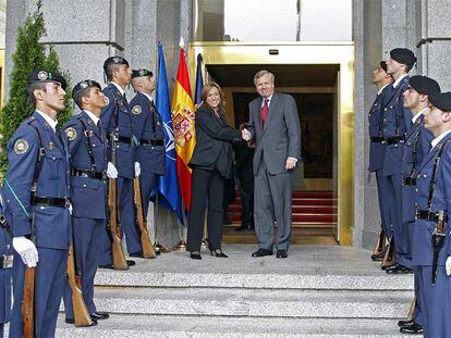 La ministra de Defensa, Carme Chacón, saluda al secretario general de la OTAN, Jaap de Hoop Scheffer.