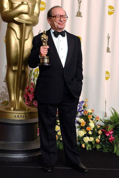 El director de cine Sidney Lumet posa con el Oscar honrífico que recibió en la 77 edición de los premios de la Academia de Cine estadounidense en 2005.
