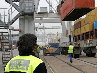 Contenedores y trabajadores en el Puerto de Vigo.