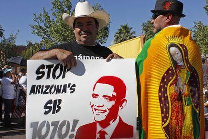 Participantes en la marcha de hoy de Phoenix contra la ley contra la inmigración aprobada por el Estado de Arizona.