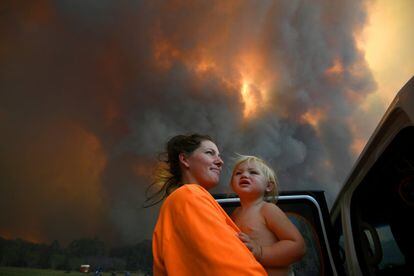 Sharnie Moren y su hija Charlotte, de 18 meses, observan el humo de los incendios forestales cerca de Nana Glen (Australia).