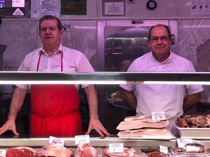Los hermanos Durán regentan una carnicería desde hace décadas en el mercado de Ondarreta, en Alcorcón.