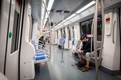 Un usuario en un vagón casi vacío del metro de Barcelona, en diciembre.