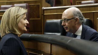 La ministra de Empleo en funciones, F&aacute;tima B&aacute;&ntilde;ez, conversa con el ministro de Hacienda en funciones, Crist&oacute;bal Montoro. 