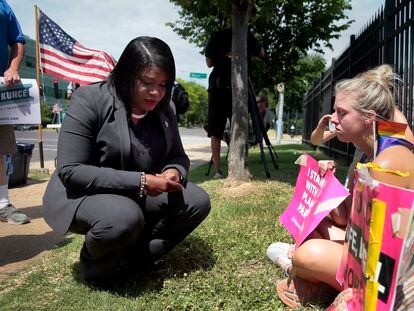 La congresista demócrata Cori Bush habla con una activista ante una clínica abortista de San Luis, Misuri, este viernes.