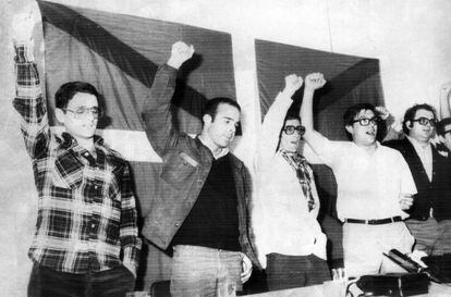 Cinco miembros de ETA exliados por el Gobierno español en Bruselas (Bélgica) levantan el puño durante una rueda de prensa en aquel país.