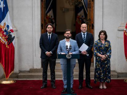 El presidente chileno, Gabriel Boric, se dirige a la nación para anunciar el acuerdo parlamentario para iniciar el proceso constituyente.