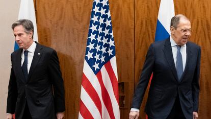 A la izquierda, el secretario de Estado de EE UU, Antony Blinken, junto al ministro ruso de Exteriores, Serguéi Lavrov, este viernes antes de la reunión en Ginebra.